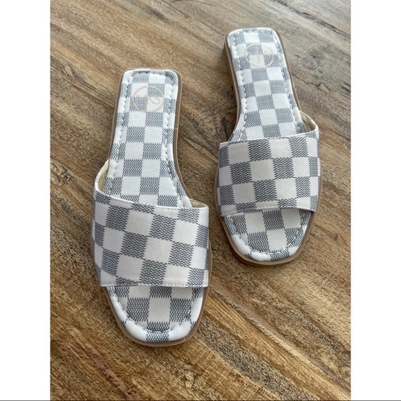 Laguna Checkered Sandals (White) - Picture 4 of 4